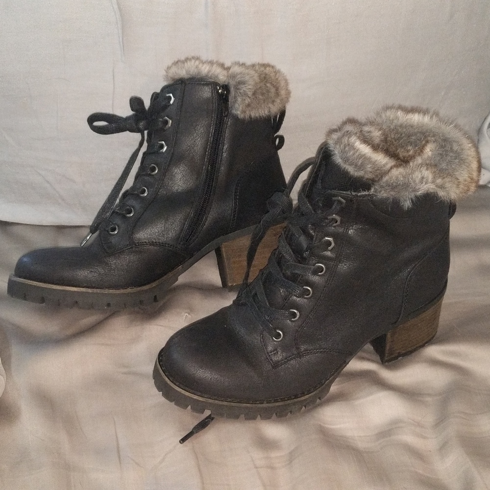Steve Madden furry boots size 9
